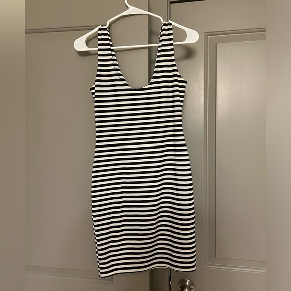 Black and white striped fitted dress - Picture 3 of 4